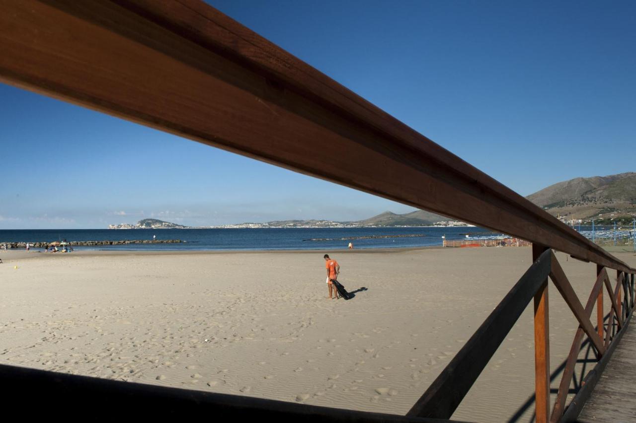 Livingapple Beach Минтурно Екстериор снимка
